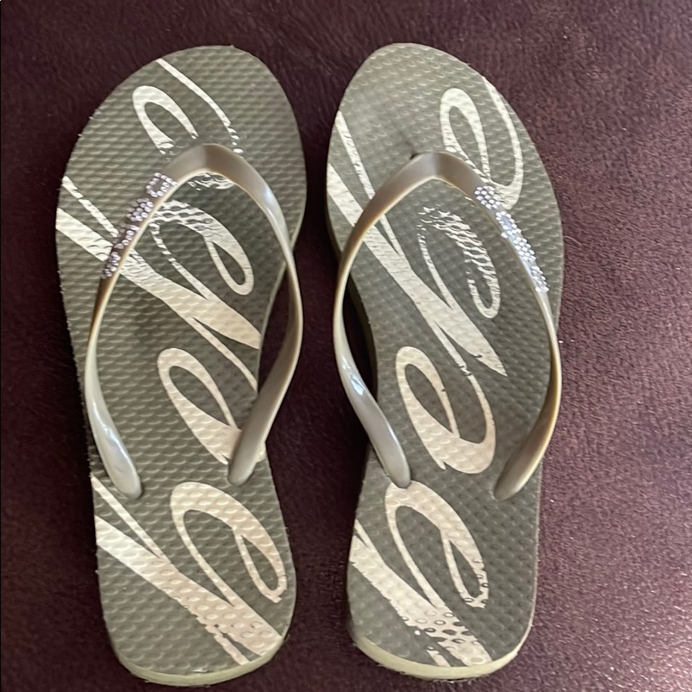 bebe hunter green flip flop sz 7